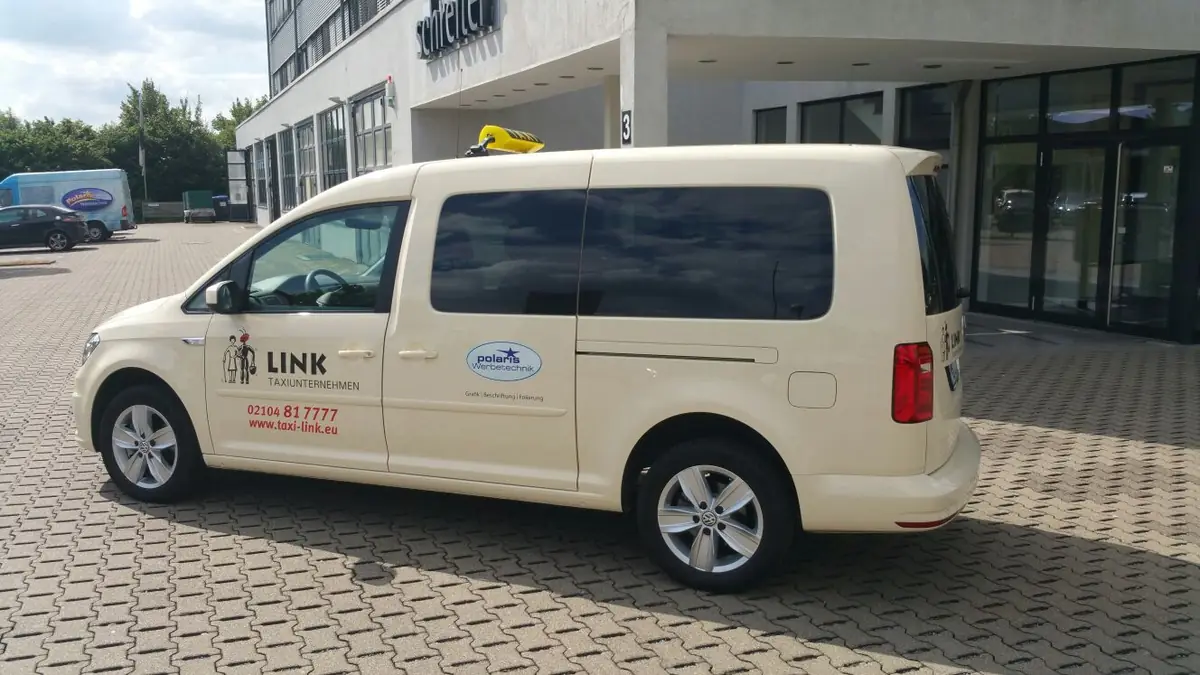 Taxi Link Mettmann – Großraumwagen vor dem Firmensitz